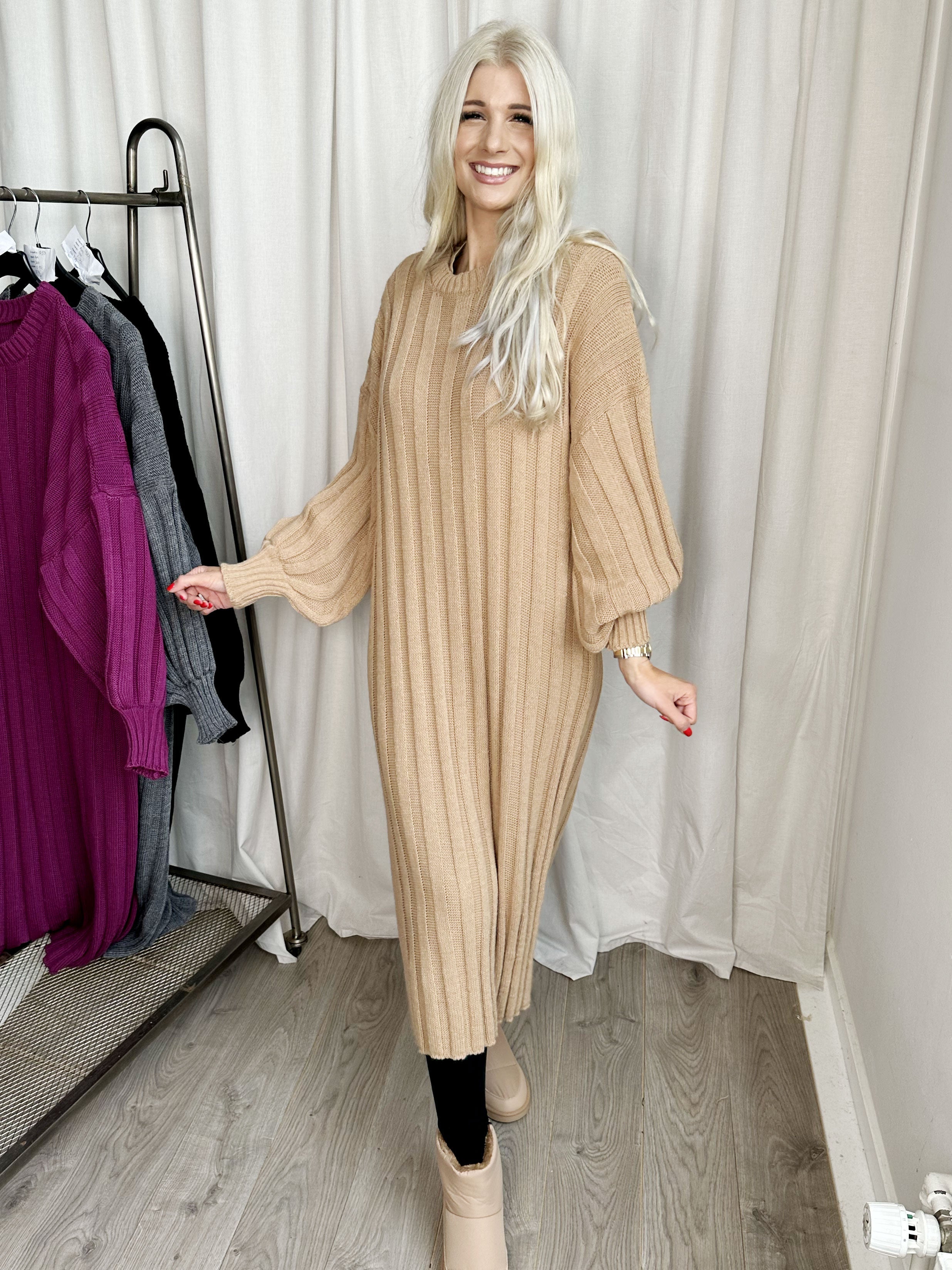 Ava - Lång stickad klänning med ballongärmar